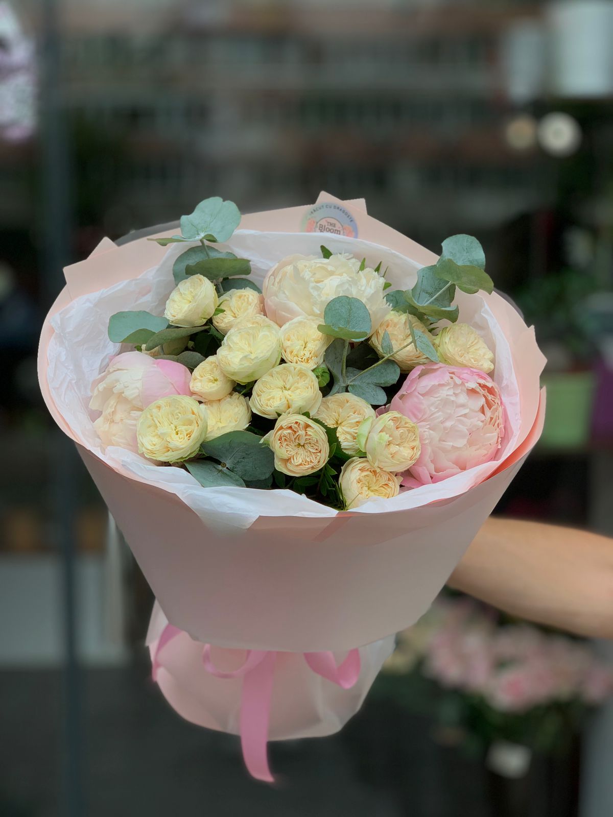 Buchet Trandafiri Crem cu Eucalipt și Bujori